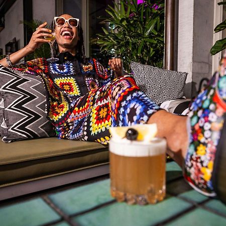 Qt Melbourne Ξενοδοχείο Εξωτερικό φωτογραφία A woman drinking a beer