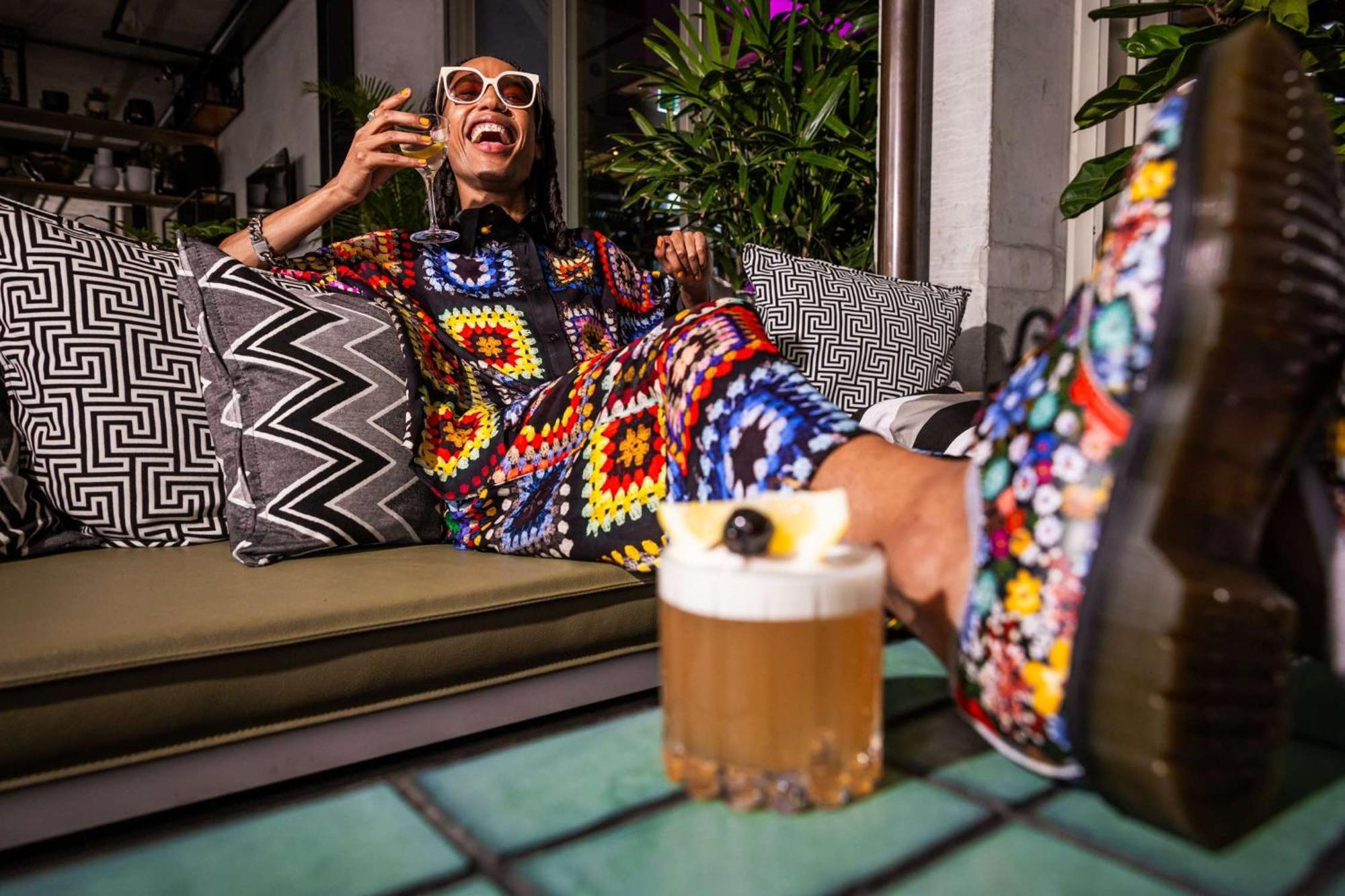 Qt Melbourne Ξενοδοχείο Εξωτερικό φωτογραφία A woman drinking a beer