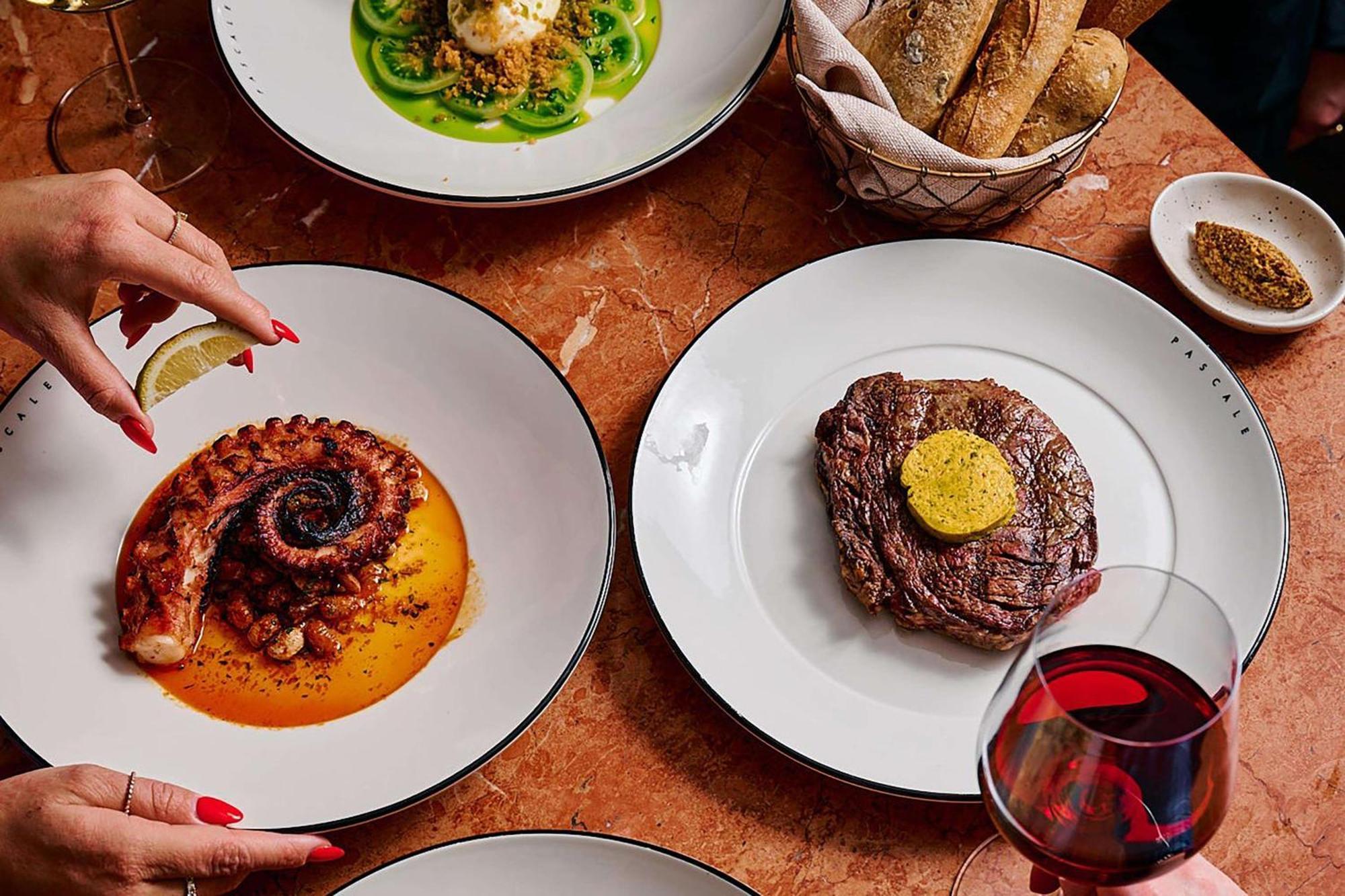 Qt Melbourne Ξενοδοχείο Εξωτερικό φωτογραφία Dishes at the restaurant