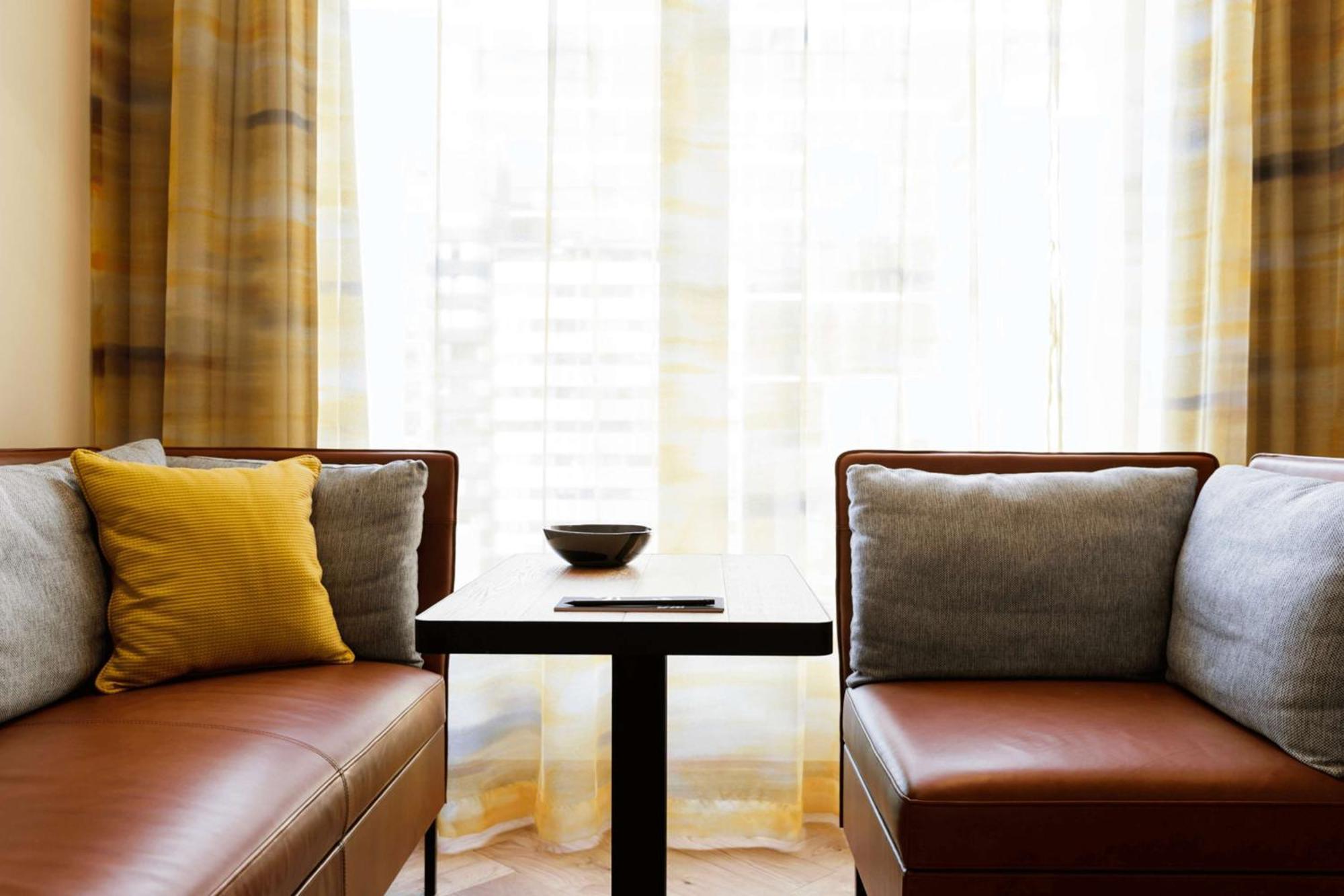 Qt Melbourne Ξενοδοχείο Εξωτερικό φωτογραφία A table and two chairs