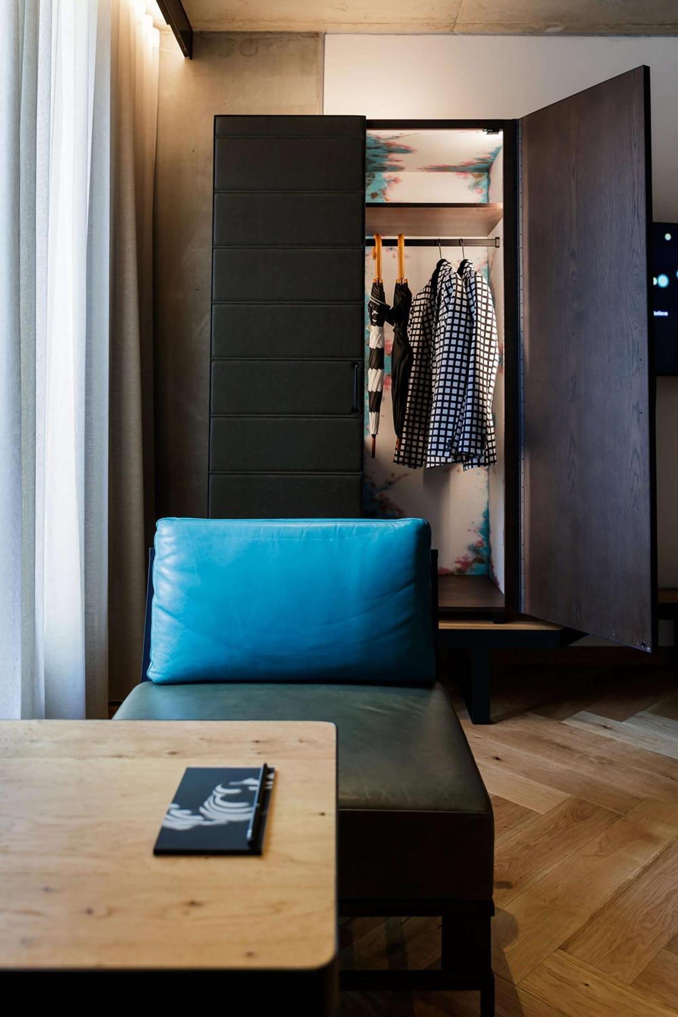 Qt Melbourne Ξενοδοχείο Εξωτερικό φωτογραφία A blue cushion