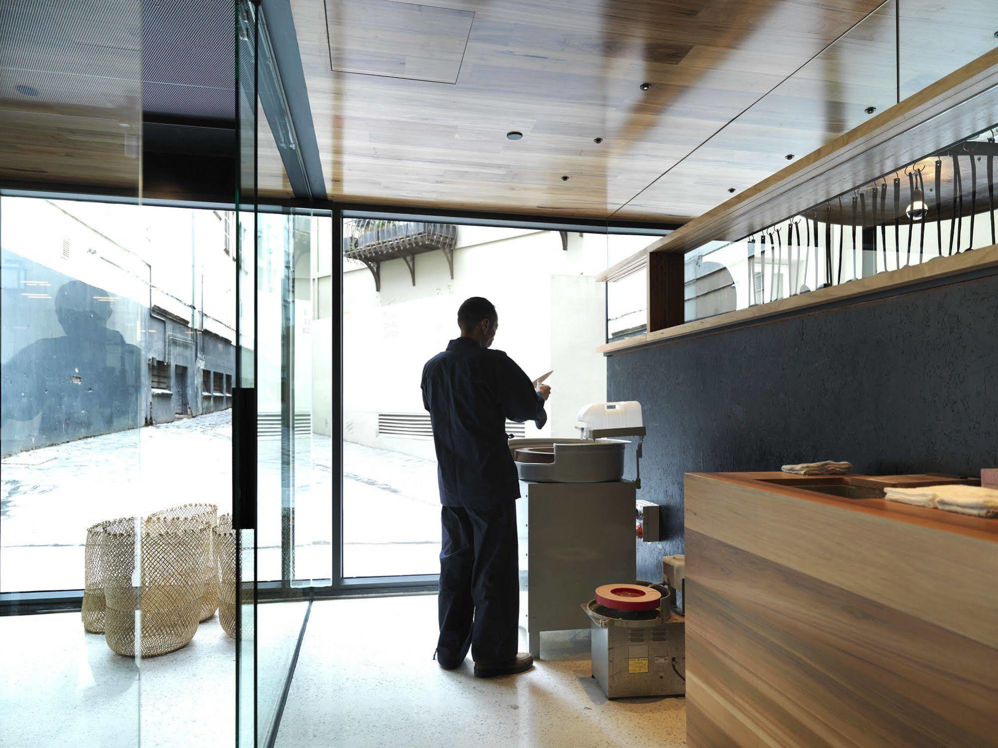 Qt Melbourne Ξενοδοχείο Εξωτερικό φωτογραφία A barista at work